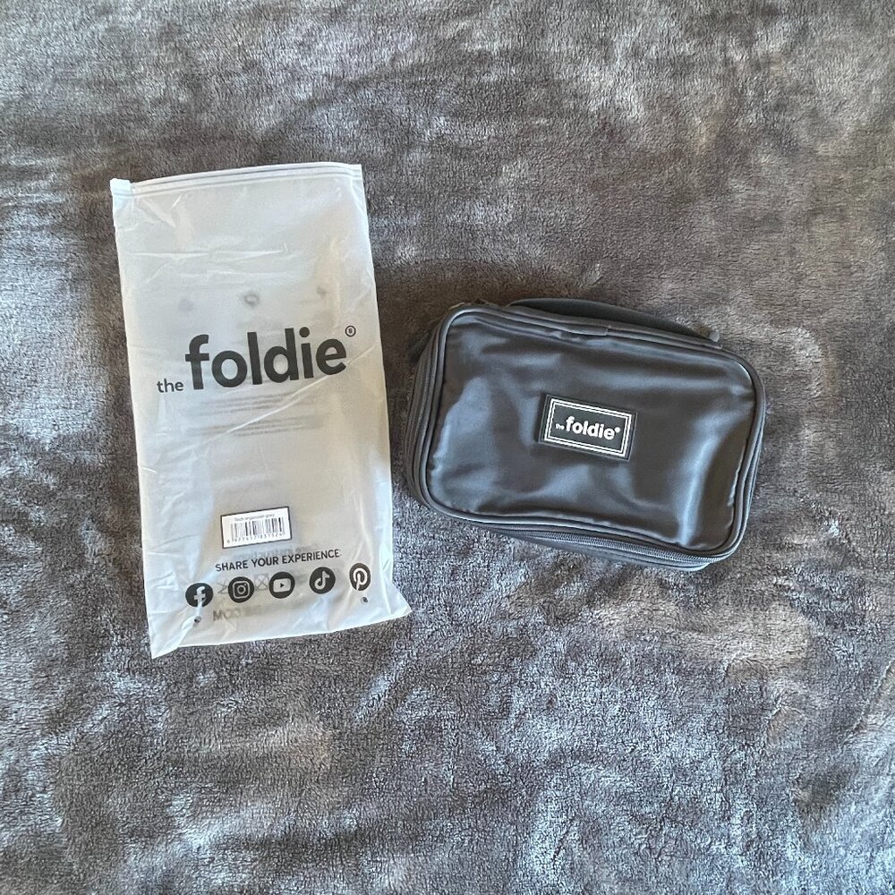 NWT Foldie Tech Organizer Gray with dust cover